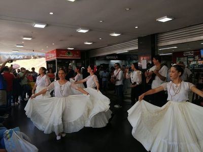 CDE: Reciben con canto y danza a compradores para reactivar comercio  - ABC en el Este - ABC Color