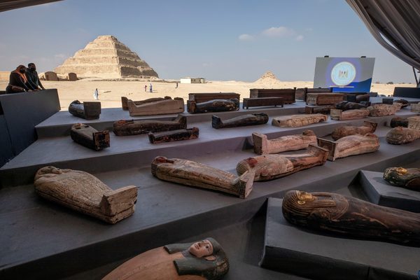 Impactante tesoro arqueológico: Egipto presentó más de 100 sarcófagos de 2.000 años de antigüedad en perfecto estado de conservación