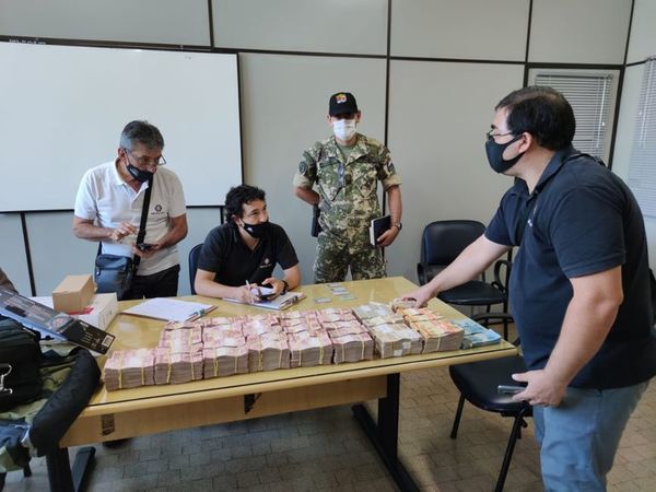 Imputan a brasileño detenido por querer introducir miles de reales a nuestro país - Nacionales - ABC Color