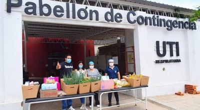 Crónica / Festejó los 15 dando atýra víveres a hospi