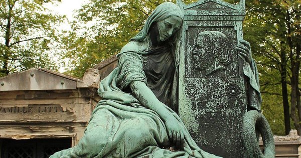 La Nación / Surrealismo, misterio y poesía en el cementerio parisino del Père-Lachaise
