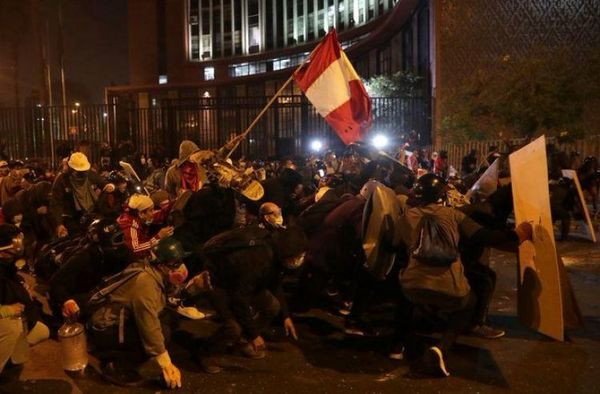 Gobierno interino de Perú se desmorona tras muertes en protesta y renuncia de ministros