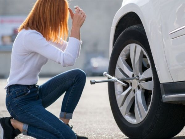 Enseñarán a mujeres cómo cambiar rueda de autos