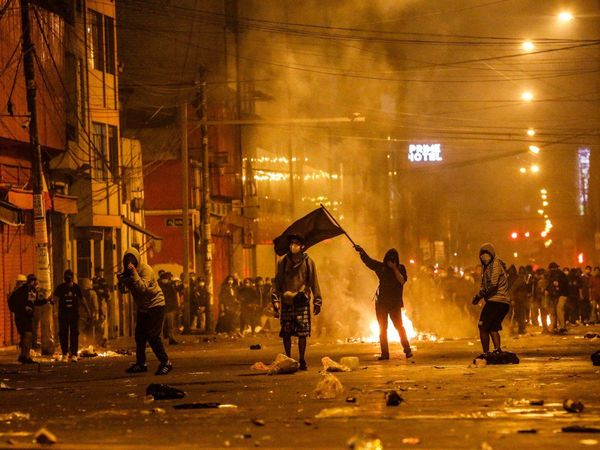 La democracia peruana se enfanga en una noche de sangre y muerte