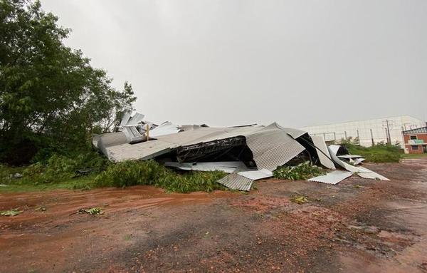 Colapsa hangar en el aeropuerto Silvio Pettirossi
