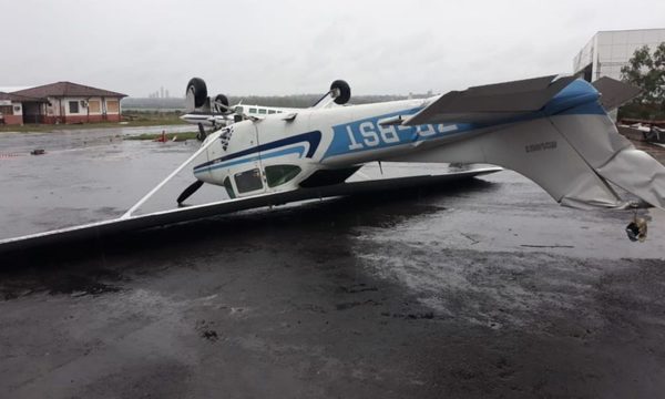 Video. Avionetas quedaron destrozadas tras feroz tormenta