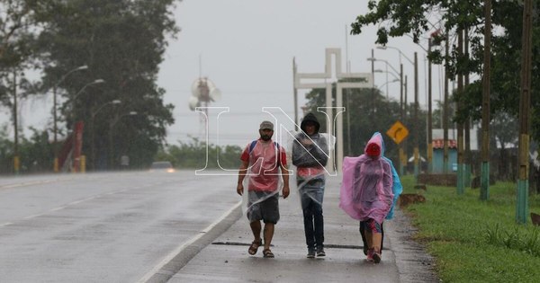 La Nación / Pese a lluvias y restricciones, feligreses peregrinan hasta la Villa Serrana