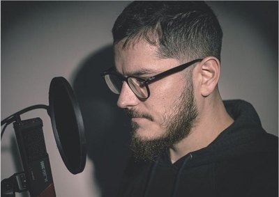 Crónica / (VÍDEO) ¡Le canta a los cortes de luz!