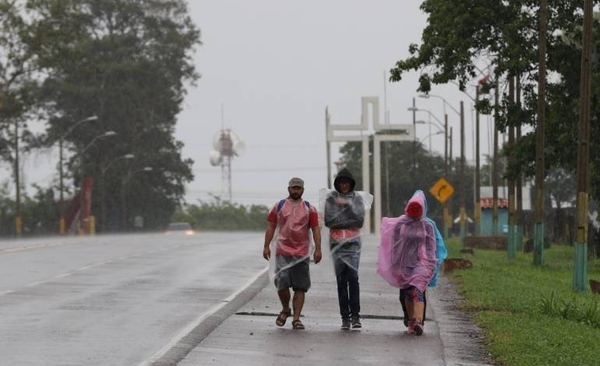HOY / Ni la lluvia ni las restricciones detuvieron a los peregrinantes a Caacupé