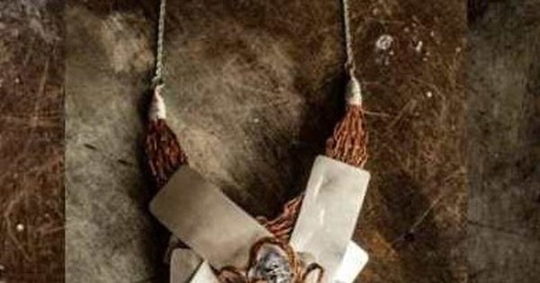 La Nación / Exhiben joyas y artesanías hechas con materiales reciclados por mujeres del Bañado Sur
