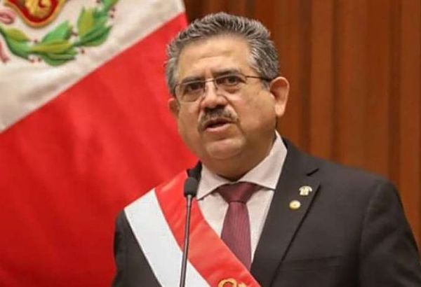 Merino renuncia a la presidencia de Perú