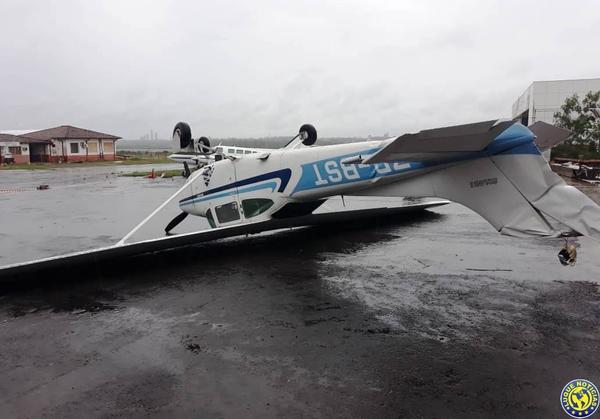TORMENTA DESTROZA AVIONETAS •