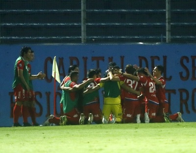 Nacional vence a Libertad y se hace puntero