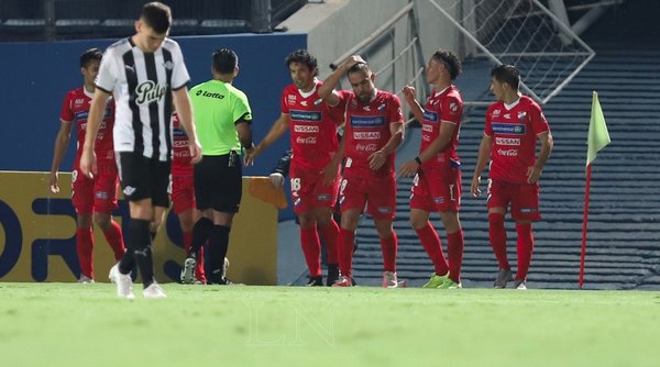 Nacional toma la punta y le propina la tercera derrota a Libertad