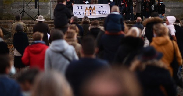 La Nación / Católicos franceses se manifiestan contra la prohibición de las misas