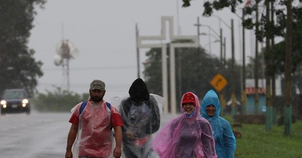 La Nación / Pese a lluvias, feligreses peregrinan hasta Caacupé