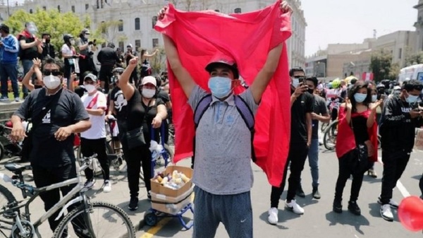 ¿Quién asumirá la presidencia en Perú?
