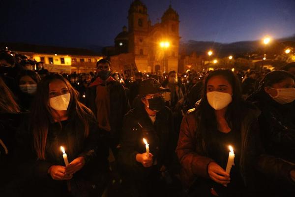 Masiva vigilia en las afueras del Congreso de Perú a la espera de la designación de un nuevo presidente » Ñanduti