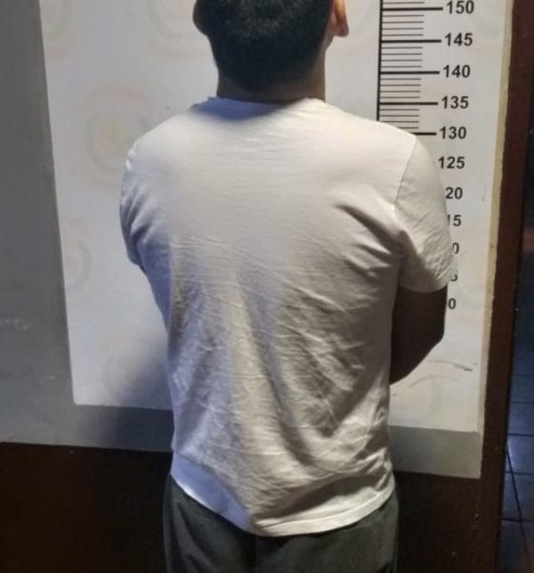 Joven con arresto domiciliario por abuso sexual se paseaba con sus amigas