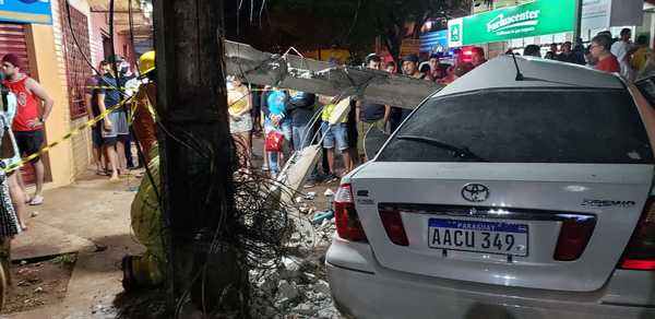 Niño de 11 años muere tras CHOQUE de un vehículo contra una COLUMNA