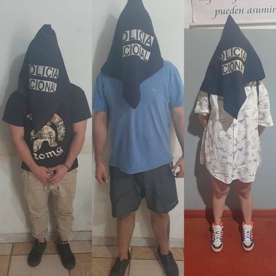 Detienen a dos hombres y una mujer por chocar contra patrullera y agredir a policías