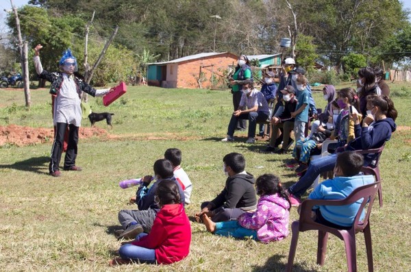 Con “Teatro nde tapepe” llegan hasta las comunidades para movilizar en torno al lavado de manos y el pago de tarifas por el servicio del agua | Lambaré Informativo