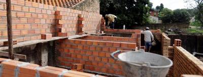Mujer denuncia que construcción de un edificio causa daños a su vivienda » Ñanduti