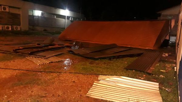Vientos retorcieron soportes de carpas y destecharon parte del Hospital de Limpio