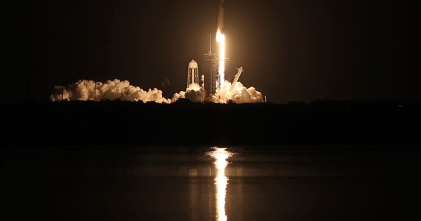 La Nación / Cohete de SpaceX despega rumbo a Estación Espacial Internacional con cuatro astronautas
