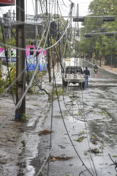 Miles de usuarios siguen sin electricidad: ANDE restablecería servicio al mediodía - Nacionales - ABC Color