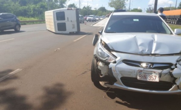 Vuelco de furgón provocado por un pozo en la Ruta PY 07