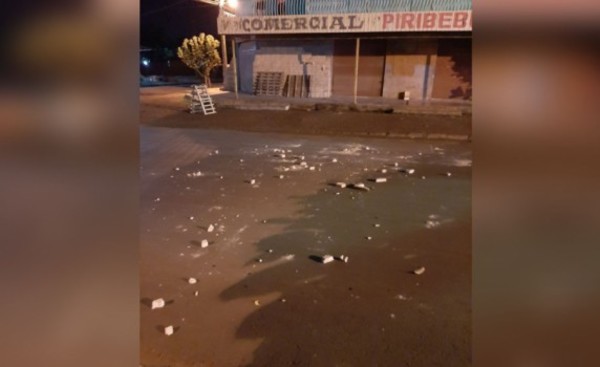 Policías son recibidos a pedradas por jóvenes en la madrugada