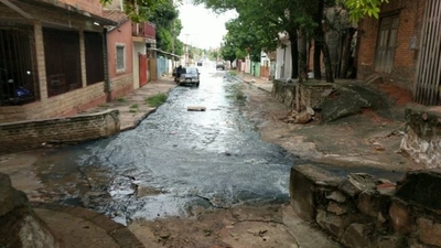 HOY / Desagüe cloacal colmatado genera preocupación en un barrio de Asunción