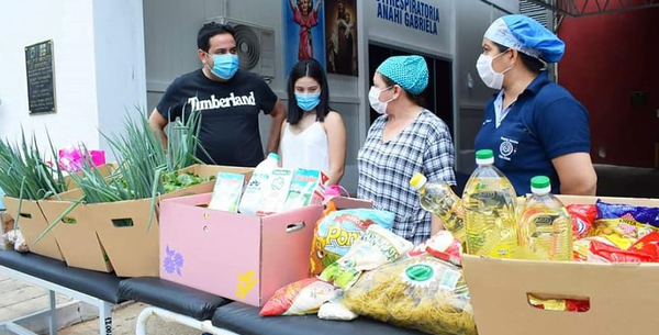 En lugar de regalos por sus 15, jovencita pidió víveres para donar al hospital - Noticiero Paraguay