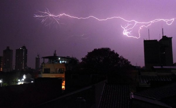 Subió al techo para proteger su vivienda de la tormenta y le pegó un rayo | Noticias Paraguay