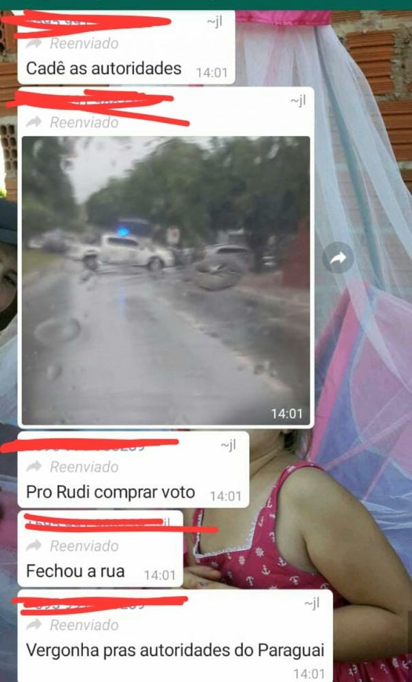 Patrullera de la Policía Nacional cierra la calle en Capitán Bado para que el candidato Rudi Paetzold pueda comprar votos