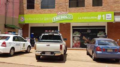 Delincuentes asaltan local comercial