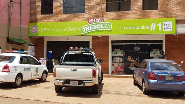 Delincuentes asaltan local comercial