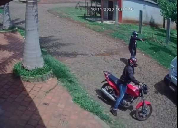 TREMENDA inseguridad en CDE: Motochorros ASALTAN como el viejo oeste en REMANSITO