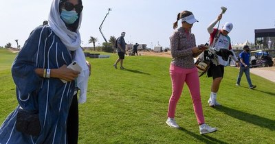 La Nación / Arabia Saudita, primer torneo de golf femenino y nueva controversia
