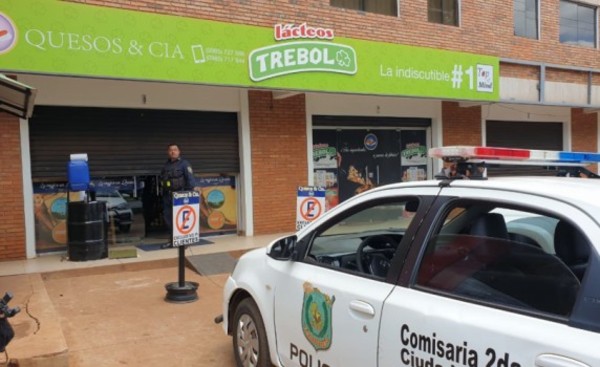 Dos hombres toman por asalto local de lácteos