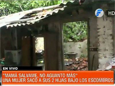 Árbol caído deja atrapada a una adolescente