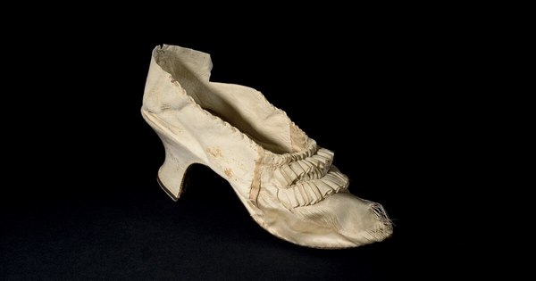 La Nación / Subastan un zapato de María Antonieta en 51.779 dólares