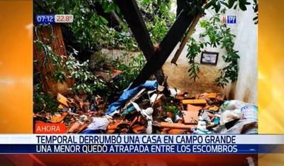 Árbol caído deja atrapada a una adolescente y es rescatada por vecinos