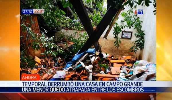 Árbol caído deja atrapada a una adolescente y es rescatada por vecinos