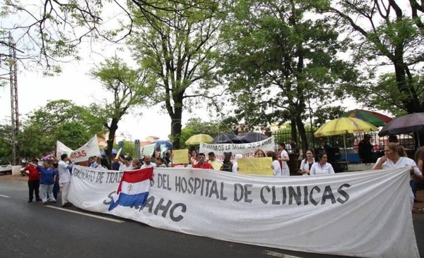 HOY / Sin acuerdo con el Gobierno, funcionarios de Clínicas van a huelga este miércoles
