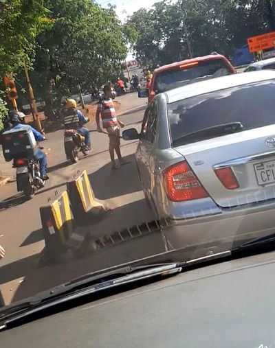 Atacan a palos a conductor en punto semafórico de Ciudad del Este - ABC en el Este - ABC Color
