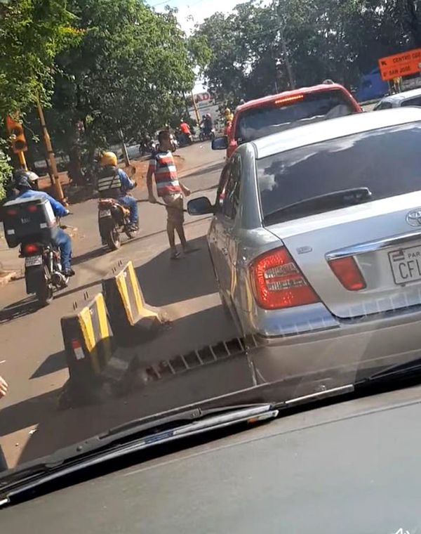 Atacan a palos a conductor en punto semafórico de Ciudad del Este - ABC en el Este - ABC Color