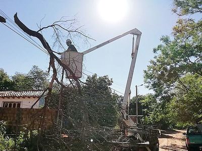 Esta tarde 1.500 usuarios de ANDE seguían sin electricidad tras temporal - Nacionales - ABC Color