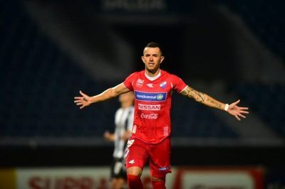 Nacional noquea a Libertad y trepa a la punta